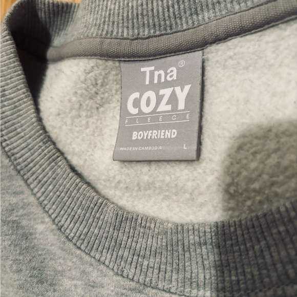 𝙏𝙉𝘼 𝙎𝙬𝙚𝙖𝙩𝙨𝙝𝙞𝙧𝙩 🖤 - Picture 2 of 5